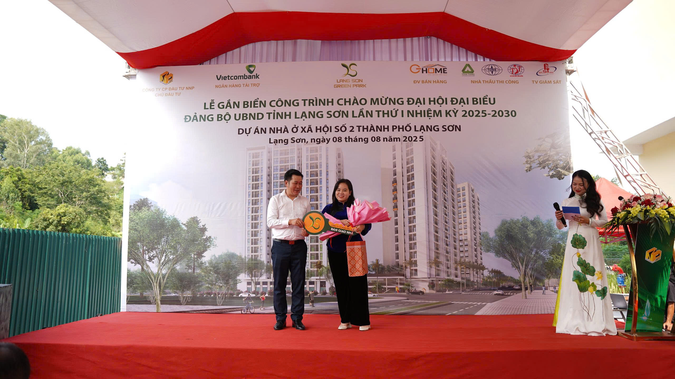 Đại diện chủ căn hộ tòa chung cư GP3 nhận chìa khóa từ nhà đầu tư